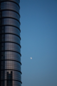 Luna e grattacielo